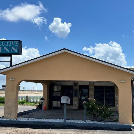 Executive Inn ロブズタウン エクステリア 写真