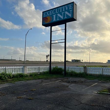 Executive Inn ロブズタウン エクステリア 写真