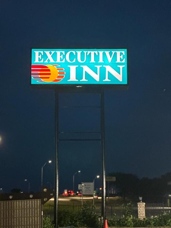 Executive Inn ロブズタウン エクステリア 写真