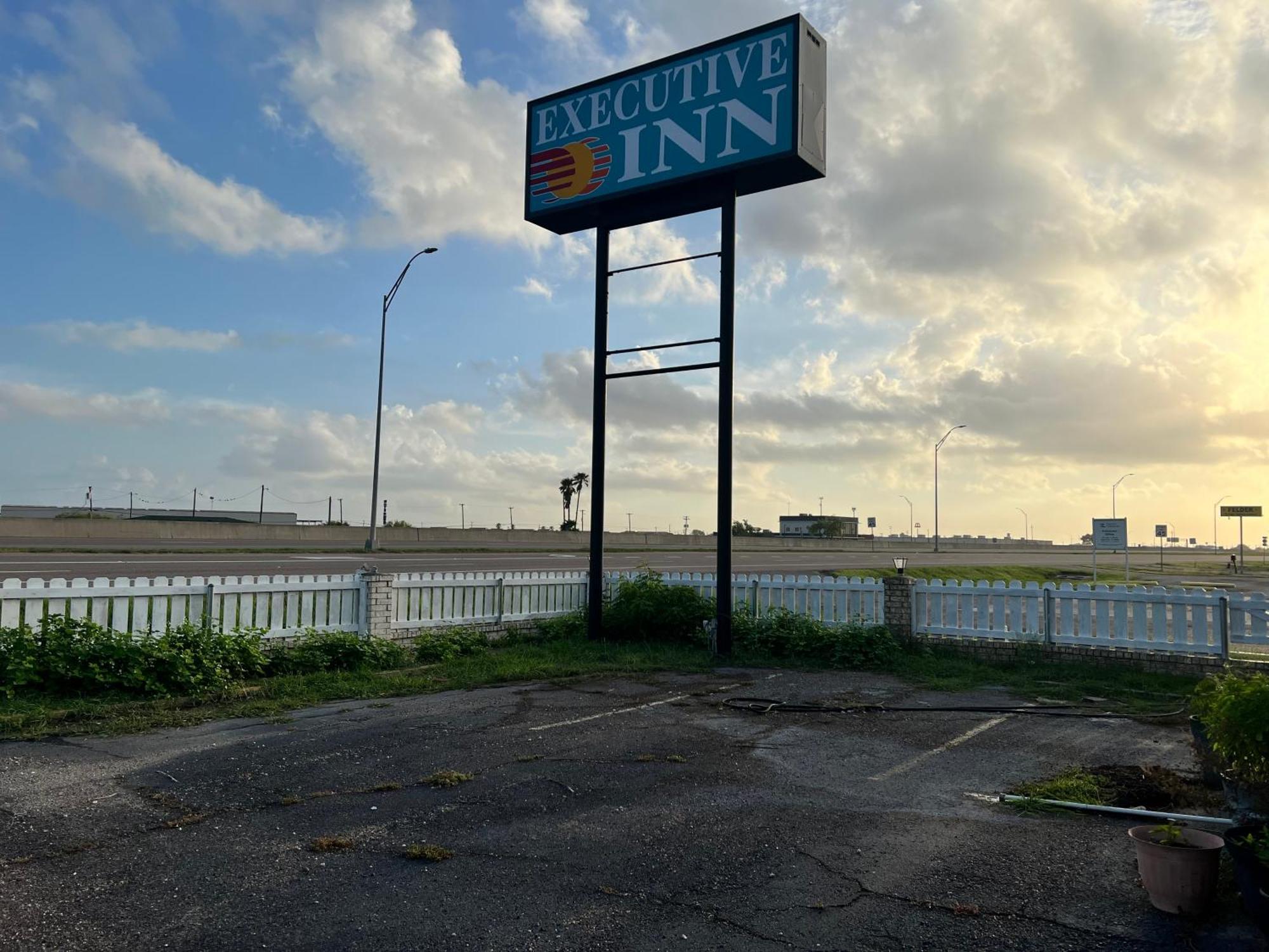 Executive Inn ロブズタウン エクステリア 写真