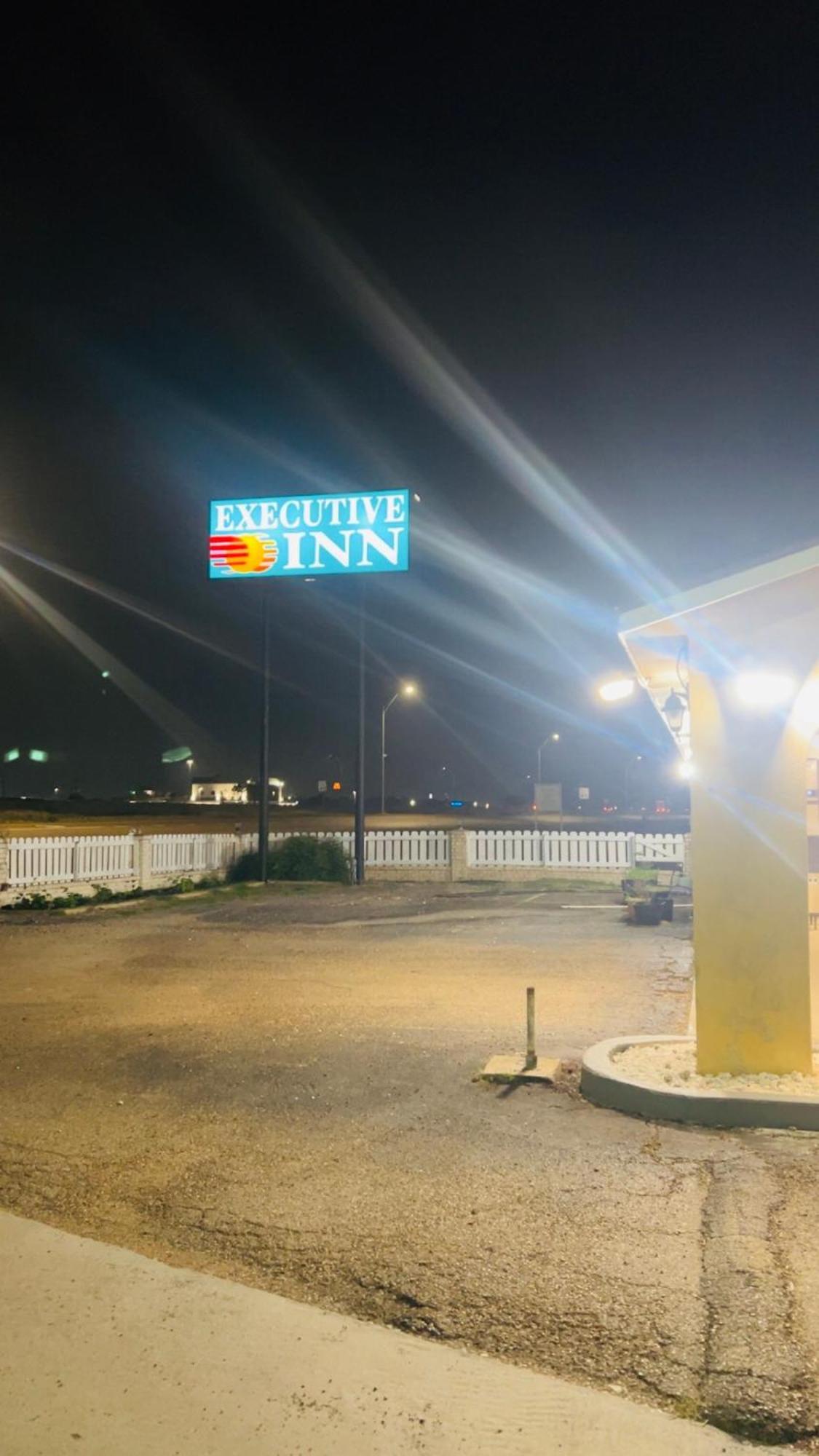 Executive Inn ロブズタウン エクステリア 写真