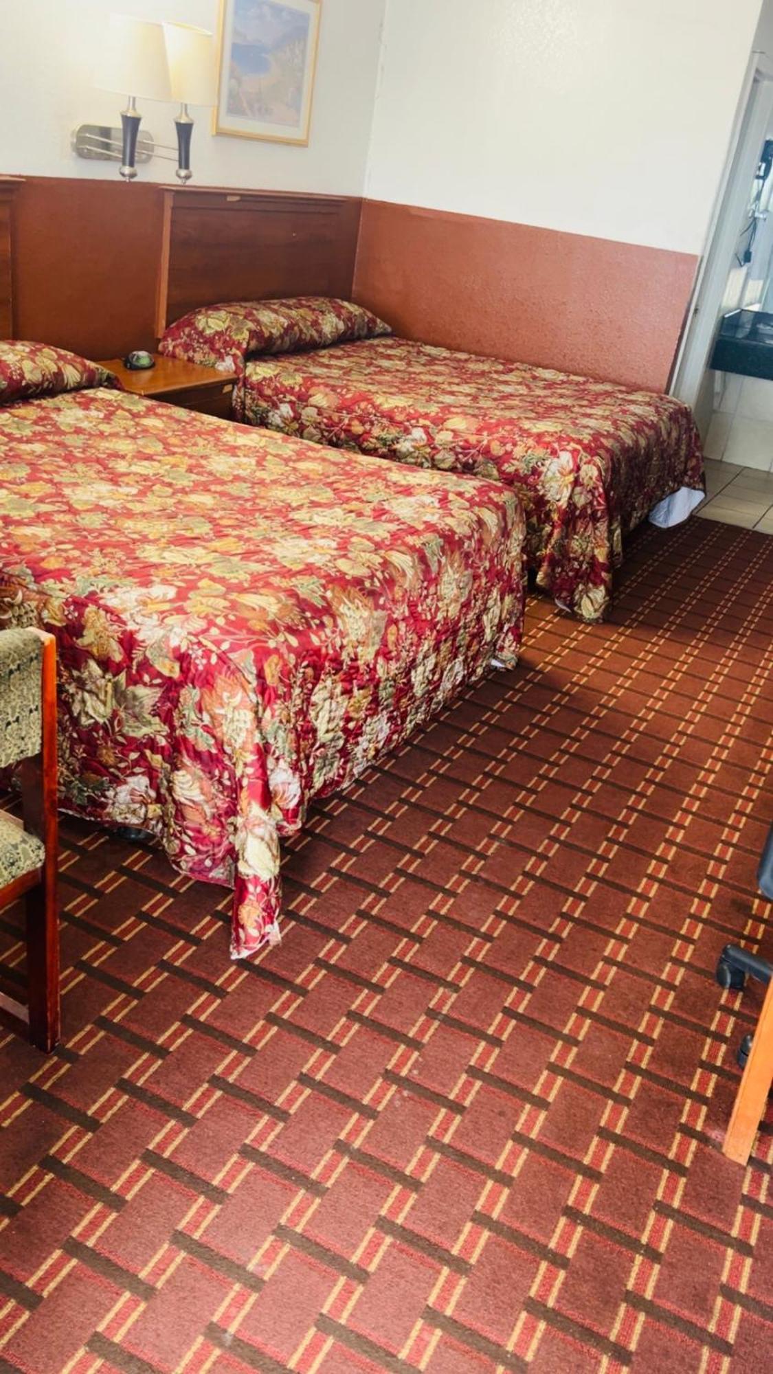 Executive Inn ロブズタウン エクステリア 写真