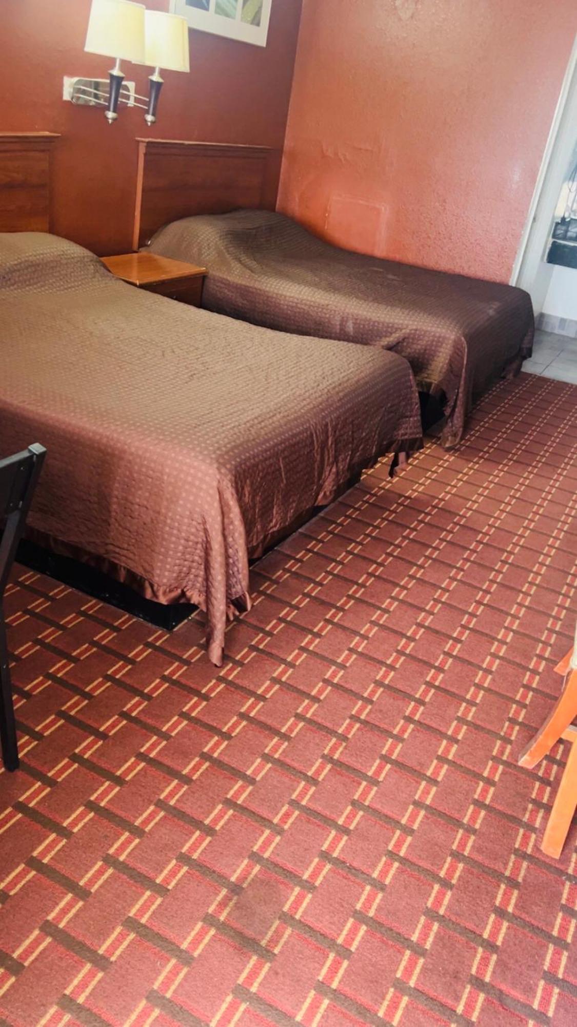 Executive Inn ロブズタウン エクステリア 写真