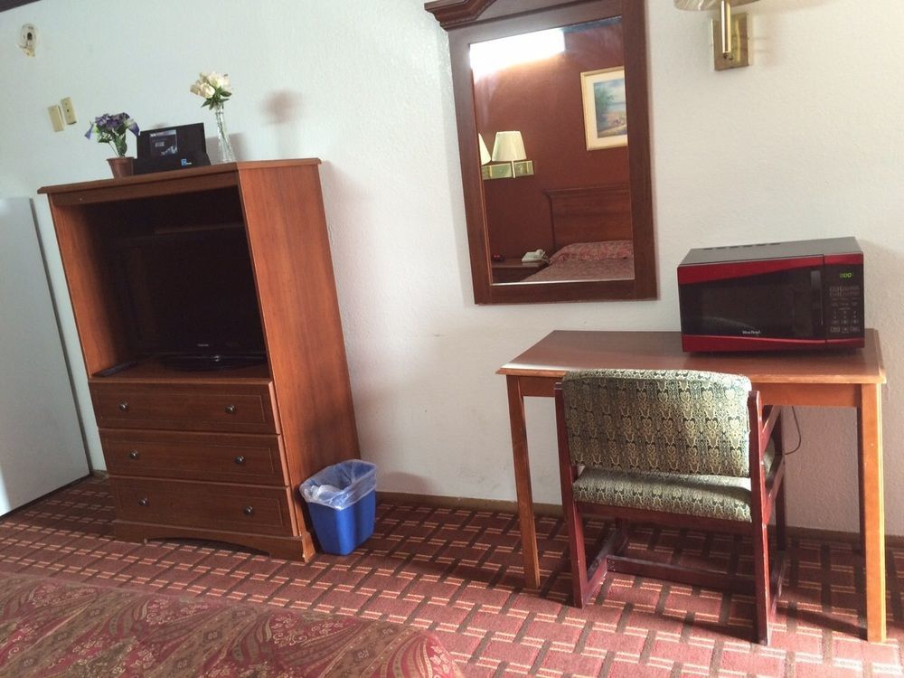 Executive Inn ロブズタウン エクステリア 写真