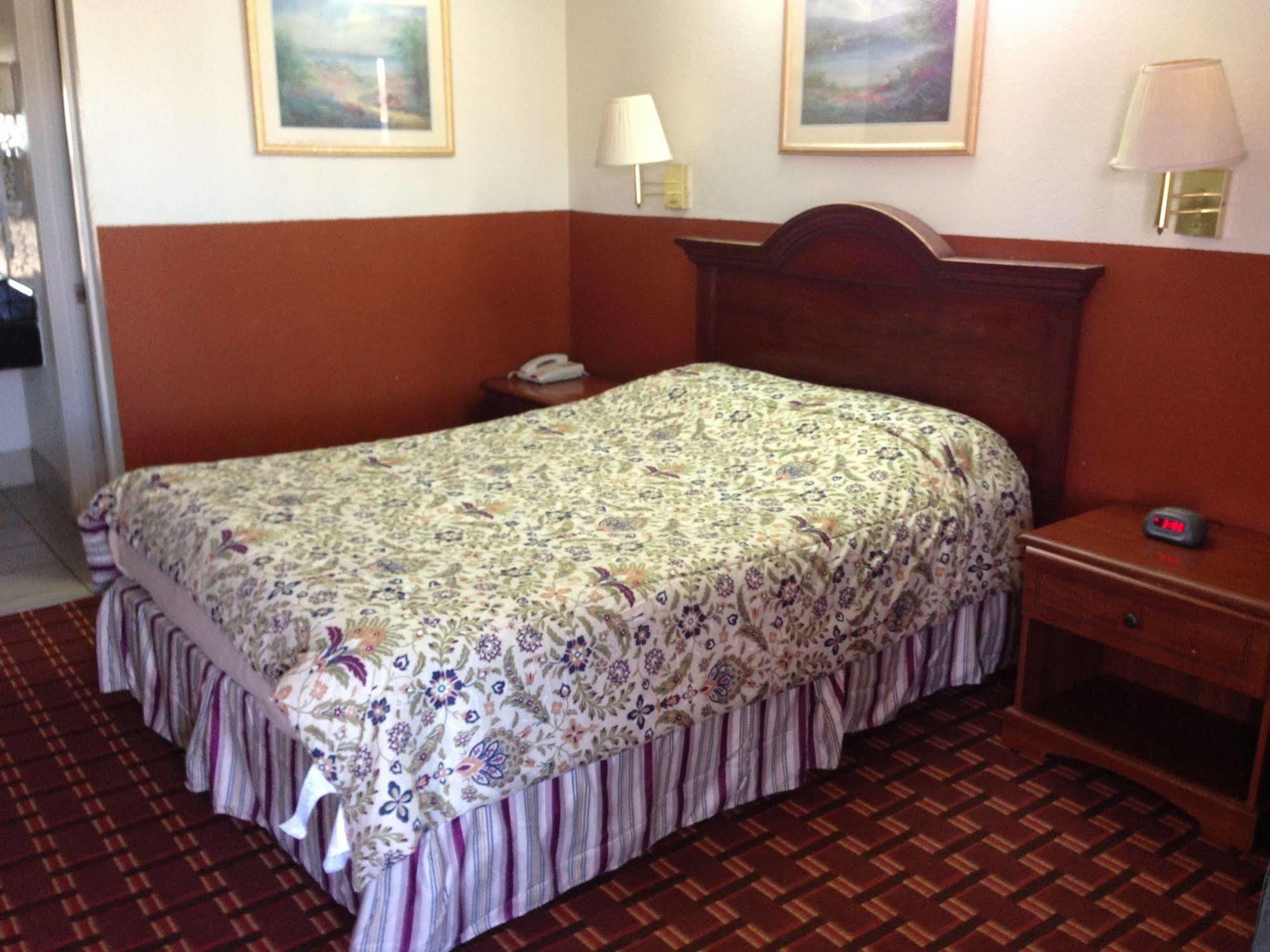 Executive Inn ロブズタウン エクステリア 写真