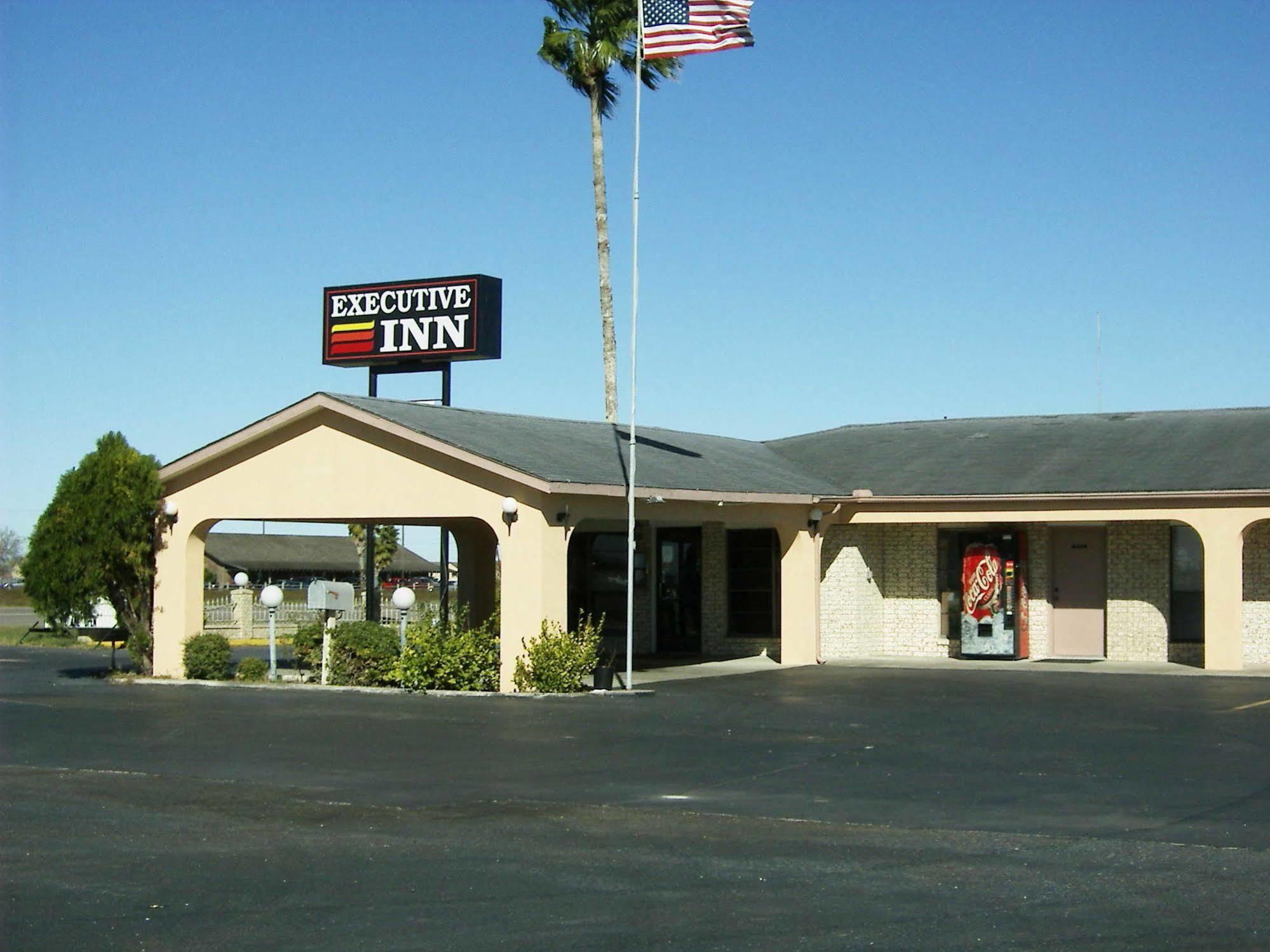 Executive Inn ロブズタウン エクステリア 写真